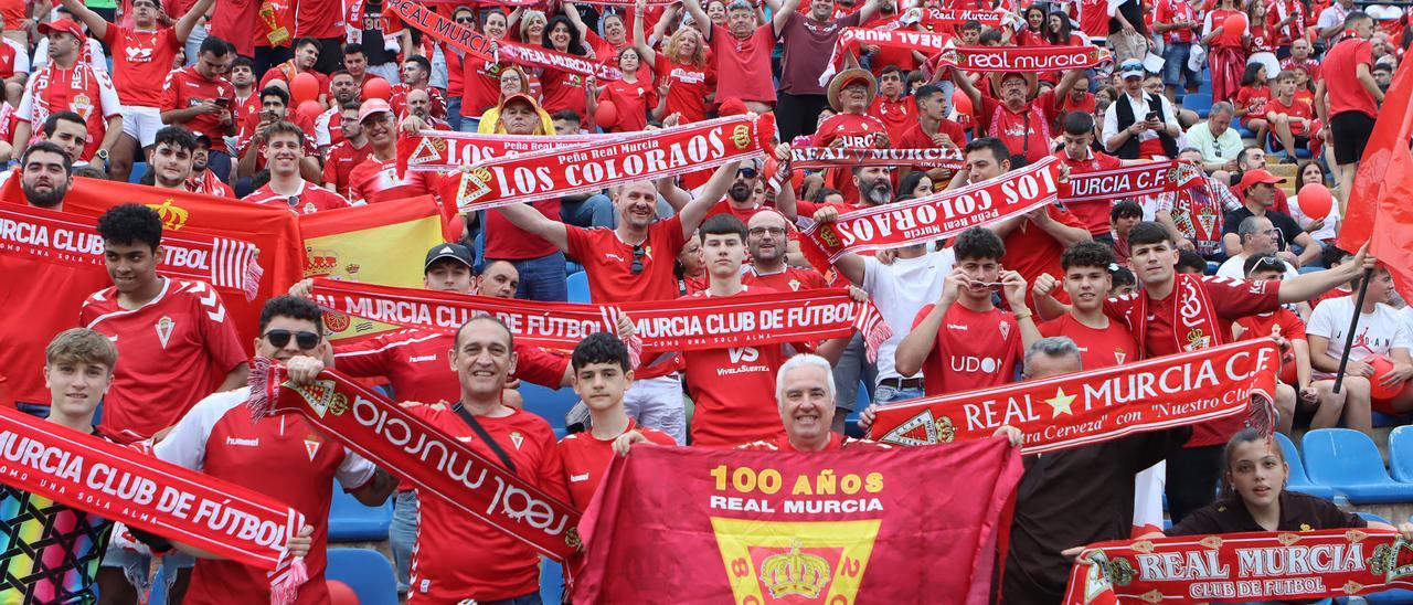Aficionados del Real Murcia este domingo pasado en el Rico Pérez para ver el play off de ascenso ante el Rayo Cantabria