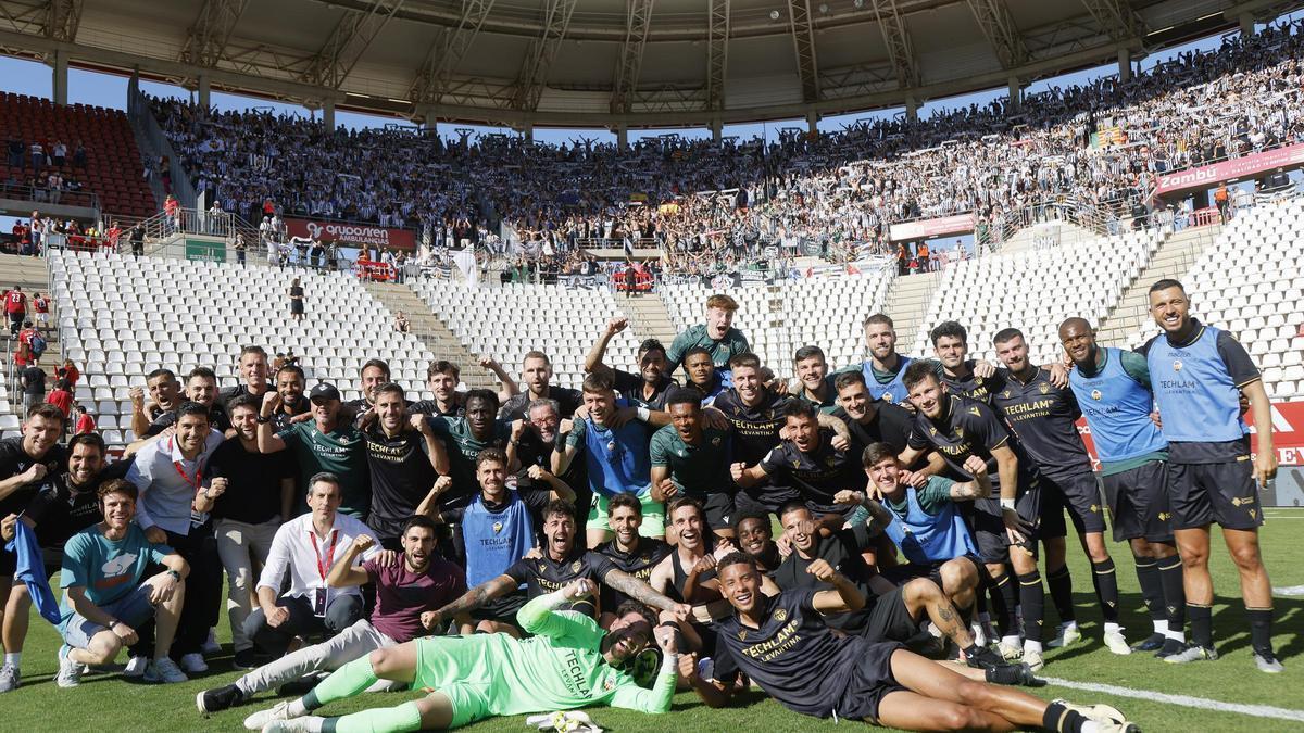 Los jugadores del Castellón celebran junto con la afición el triunfo conseguido en Murcia el pasado 4 de mayo, clave para rubricar el ascenso al día siguiente.