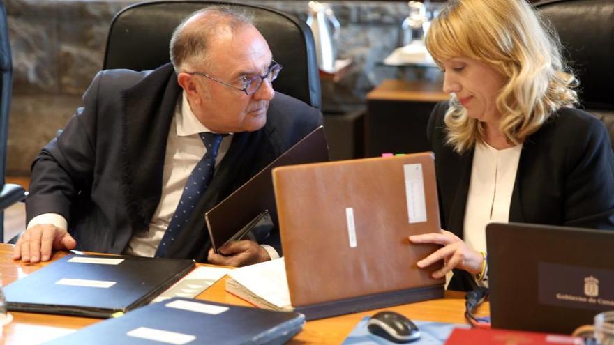 Los consejeros de Hacienda, Rosa Dávila, y de Sanidad, José Manuel Baltar, charlan en el Consejo de Gobierno de ayer.