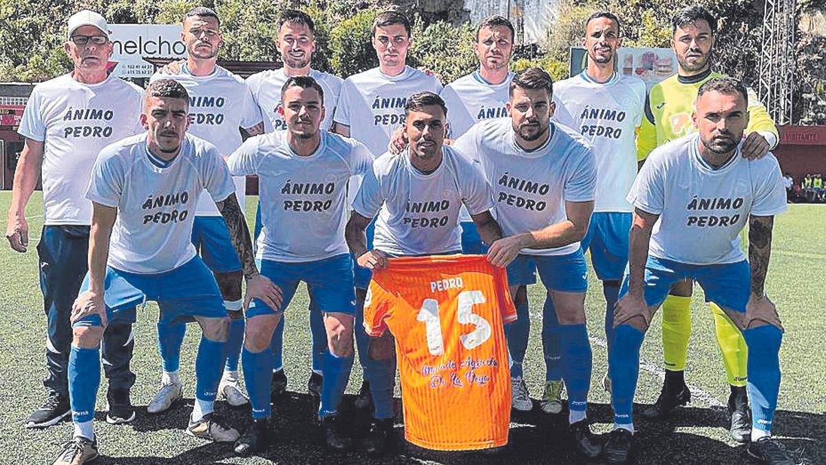 Los jugadores del Panadería Pulido San Mateo, con camisetas de ánimo a Pedro Viera, lesionado.