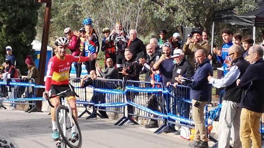 Felipe Orts entra vencedor en la línea de meta en Xàtiva