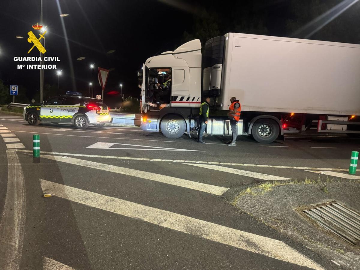 Camión interceptado en un control de la DGT al circular de forma temeraria por la carretera que une Noia y Santiago.