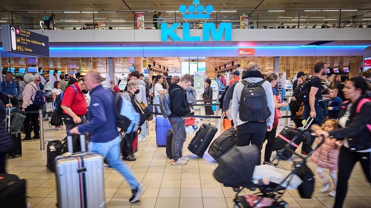 Pentecost crowds at Schiphol airport