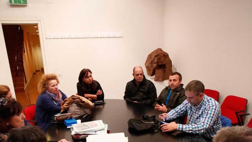 Los miembros de la asociación de madres y padres de alumnos del Conservatorio, durante la reunión que tuvieron ayer por la tarde.