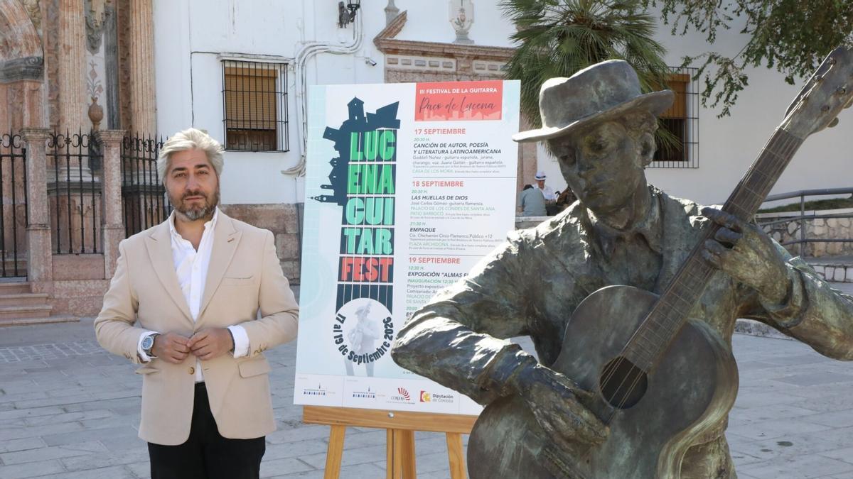El concejal de Cultura del Ayuntamiento de Lucena, Francisco Barbancho, en la presentación del programa del festival junto a la estatua de Paco Lucena.