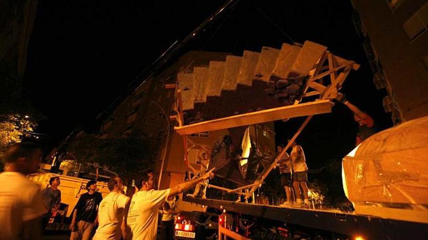 Los camiones con piezas de la hoguera Gran Vía-La Cerámica llegaron de madrugada al distrito, donde se cortaron calles para la plantà.