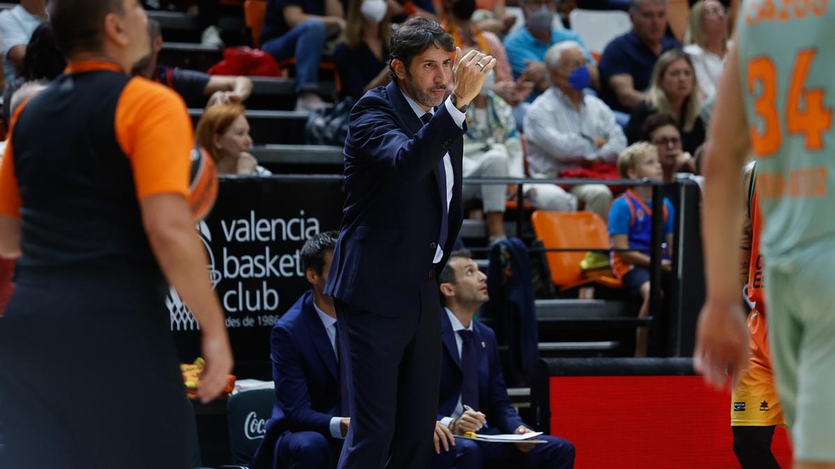 Mumbrú da instrucciones en el partido del viernes frente a Baskonia, en la primera jornada de la Euroliga