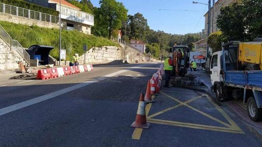 Obras para la instalación del semáforo, en Chancelas. // Fdv