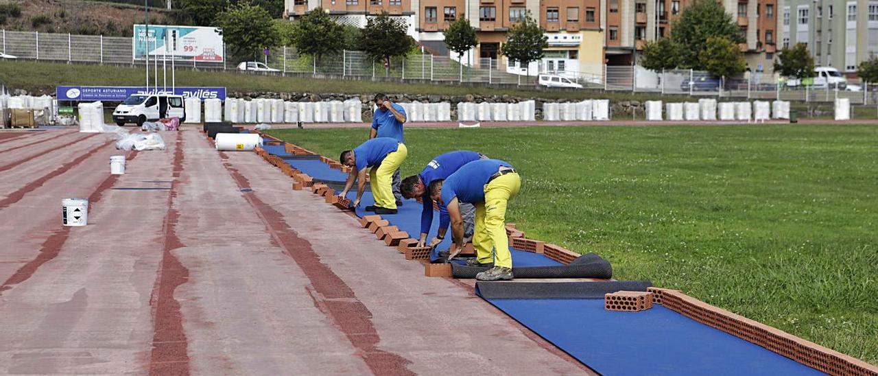 Operarios durante los trabajos para la nueva pista. | Fernando Rodríguez