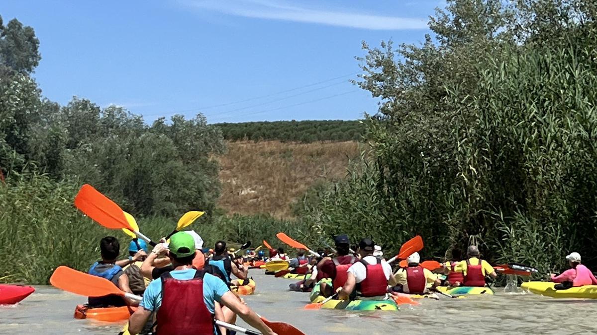Un grupo durante un paseo en kayak por el río Guadalquivir.