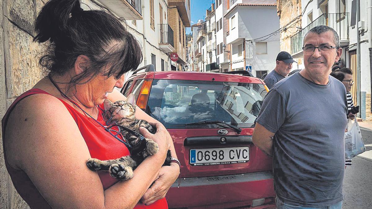 Una vecina recoge a su gato, que había dejado en casa al ser evacuada.