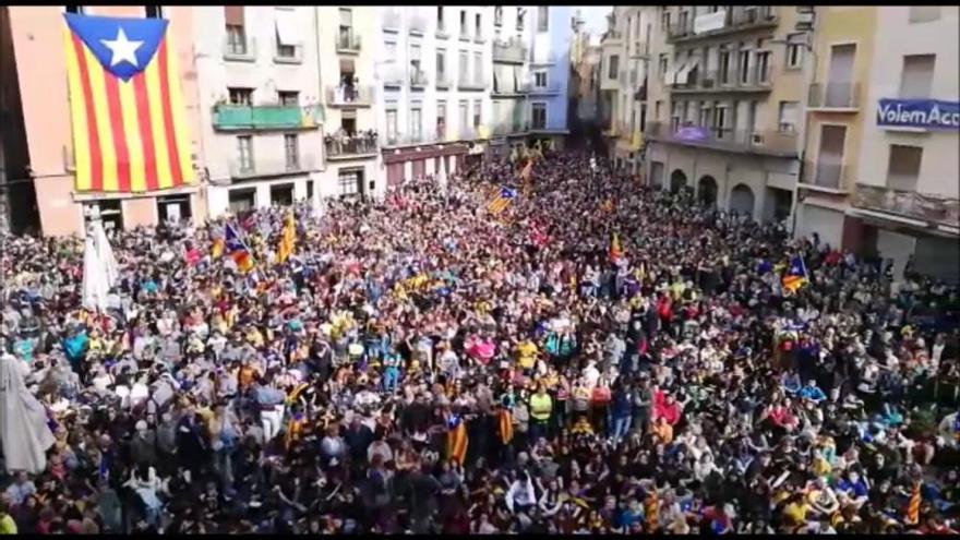 La manifestació de Manresa omple la plaça Major