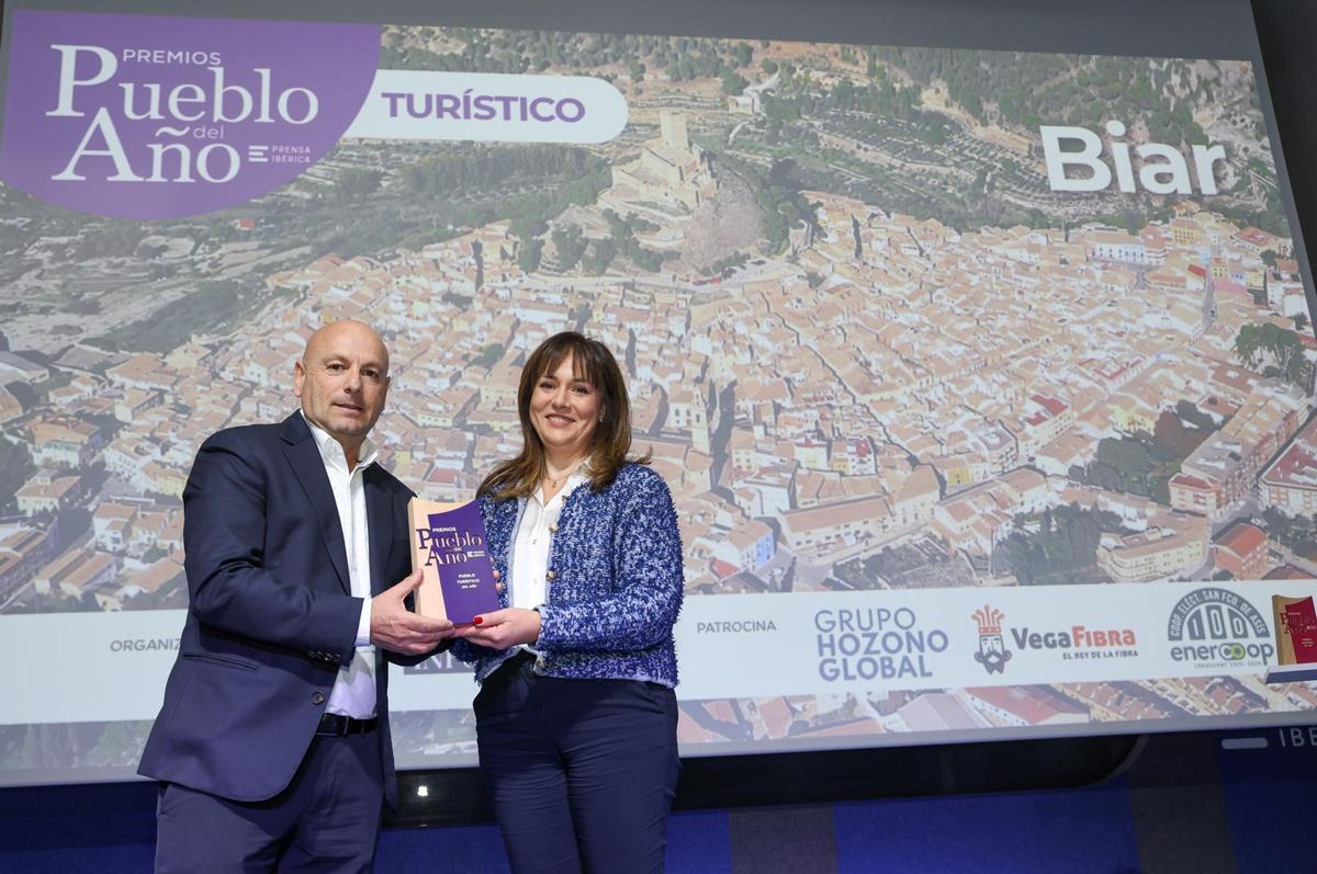 Magdalena Martínez, alcaldesa de Biar, recoge el galardón a «Mejor Pueblo Turístico del Año».