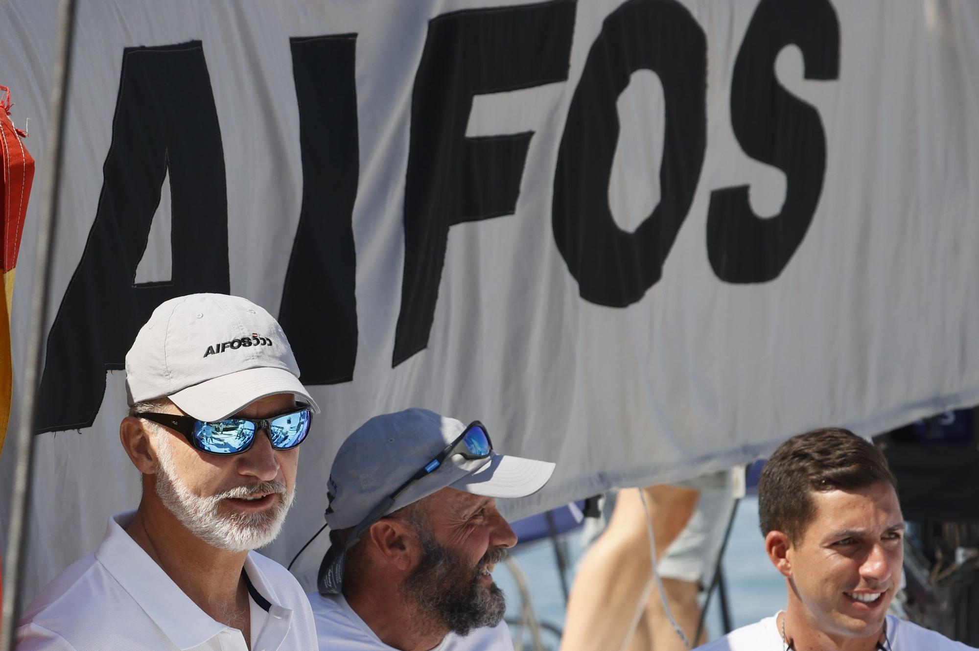 Felipe VI se pone al mando del Aifos 500 en la primera regata de la Copa del Rey