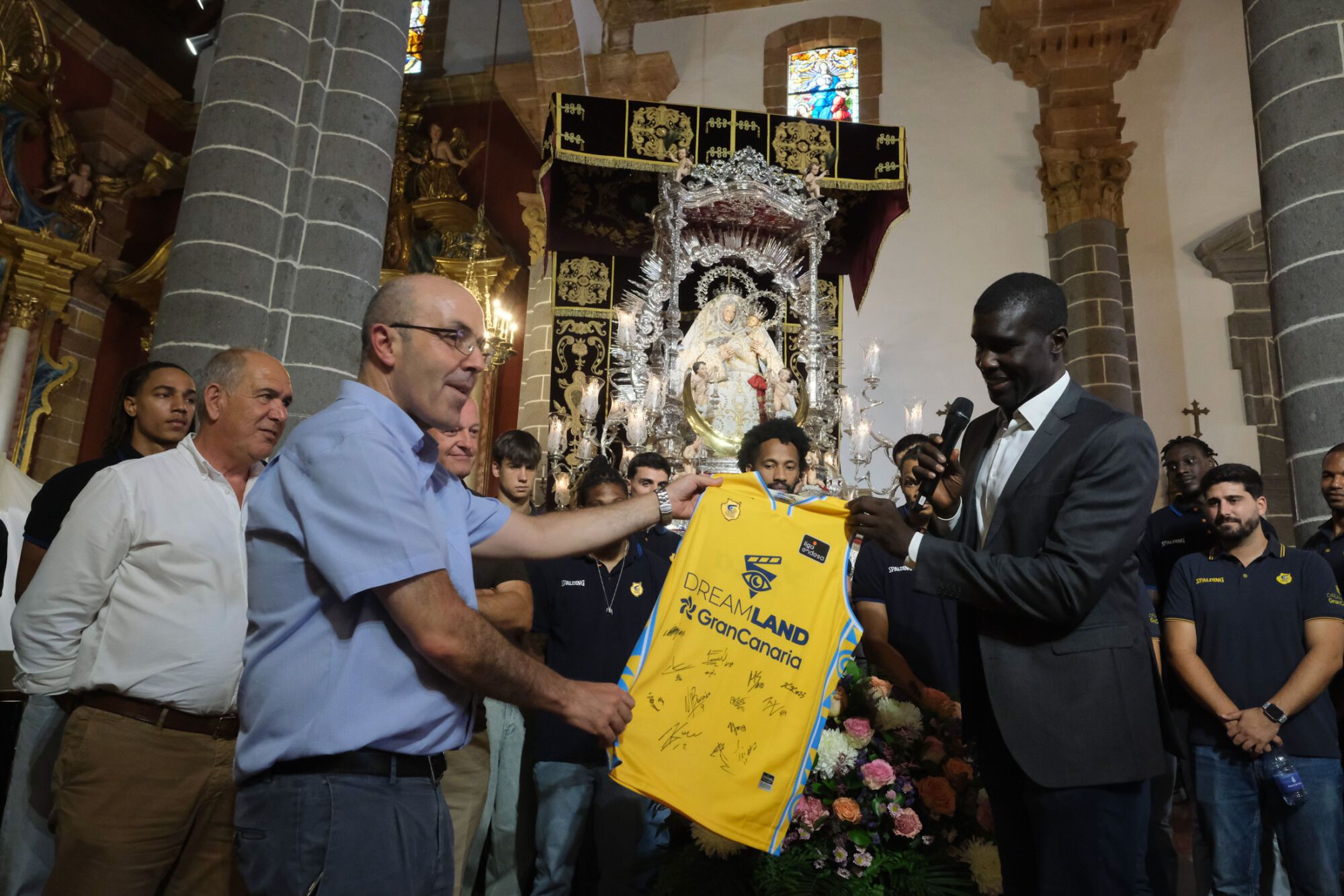 La plantilla del CB Gran Canaria visita a la Virgen del Pino