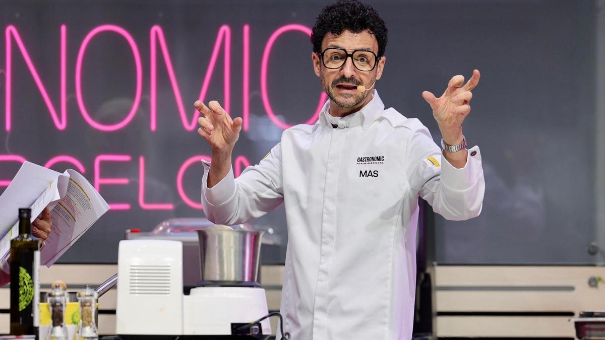 Raül Balam, durante su intervención en el Gastronòmic Fòrum Barcelona, este martes, donde ha elaborado unas salsas medievales.
