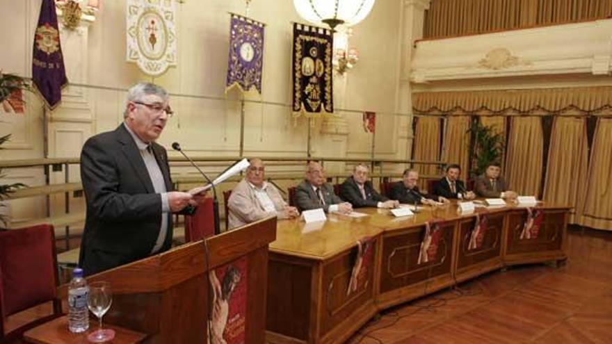 Un numeroso público arropó ayer en el Círculo Mercantil a la Coordinadora que organiza la Semana Santa viguesa.