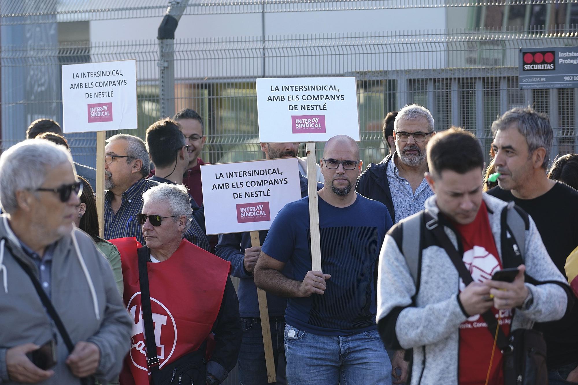 Una cinquantena de treballadors protesten davant la Nestlé de Girona