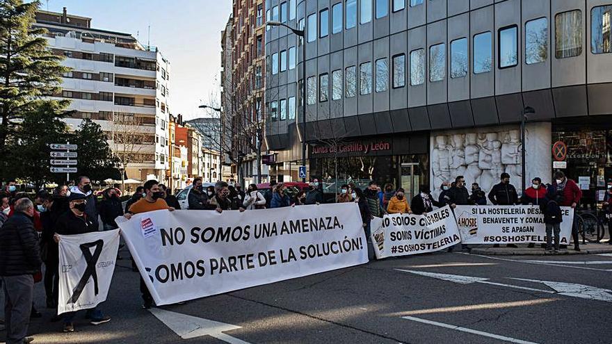 Los hosteleros concentrados ante la Delegación de la Junta.