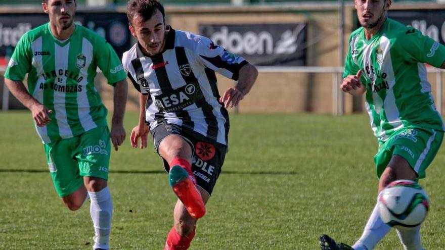 Adrián Llano lanza a puerta entre dos jugadores del Somozas.