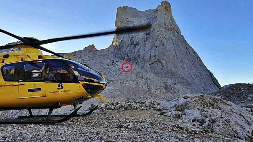 El helicóptero, durante la intervención; en rojo, la zona de la caída.