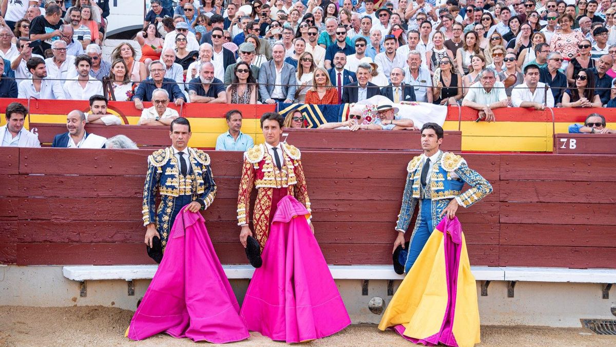 Imagen de los tres diestros, frente al tendido, con Manuel Colonques y sus invitados.