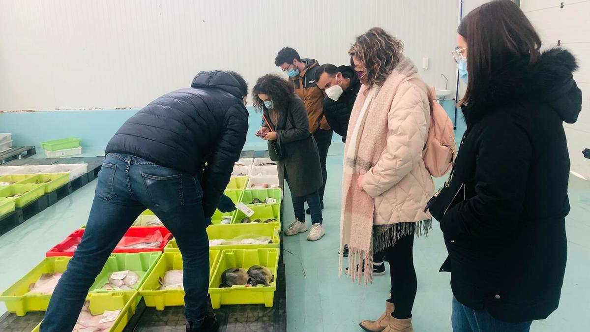 La visita de los alumnos a la lonja de Ribeira.