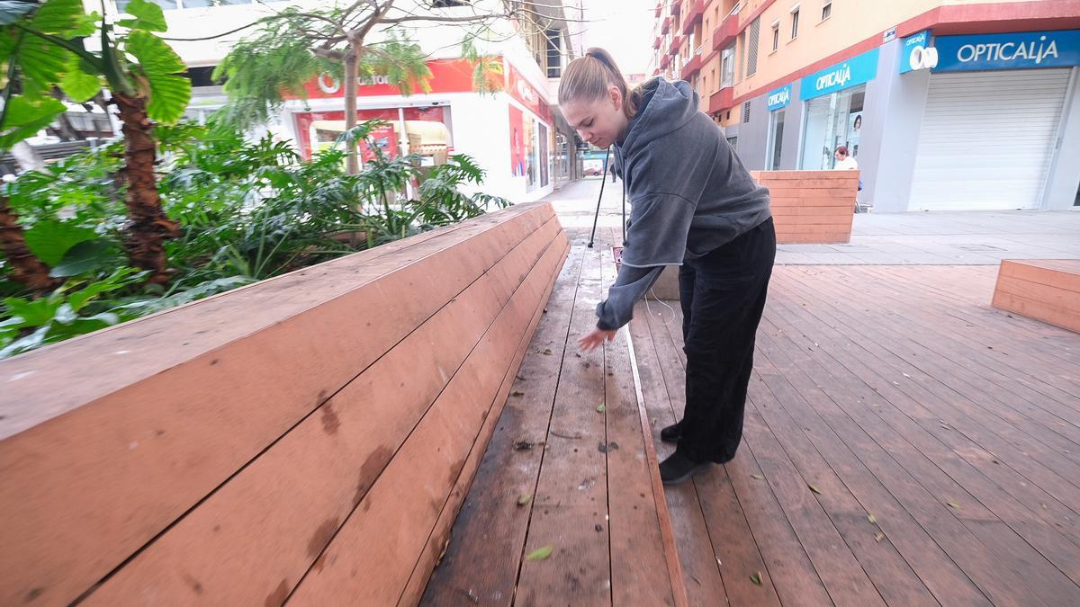 Una mujer observa una de las estructuras fijas que funciona como banco para los vecinos de Mesa y López.