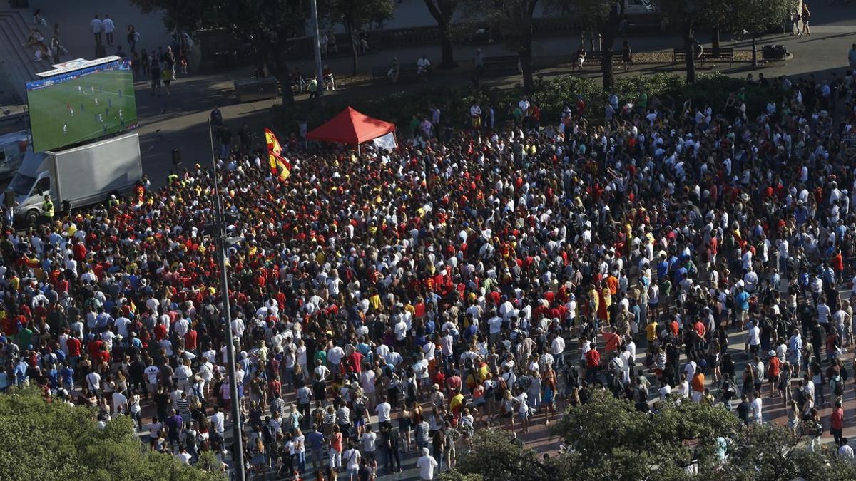 Cientos de personas, el pasado día 27 de junio, en plaza Catalunya, frente a la pantalla gigante para ver el partido de la Eurocopa.