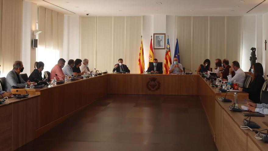 El alcalde, José Benlloch, ha informado de las características del proyecto de desarrollo del área empresarial de la carretera de Onda a los grupos políticos del consistorio.