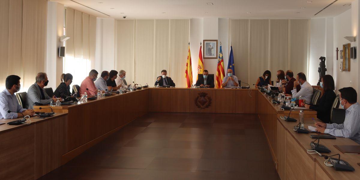 El alcalde, José Benlloch, ha informado de las características del proyecto de desarrollo del área empresarial de la carretera de Onda a los grupos políticos del consistorio.