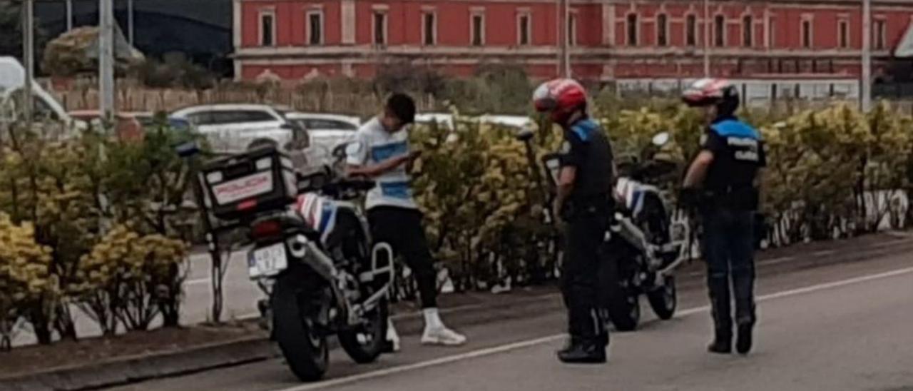 Los agentes, el pasado miércoles, identificando al joven marroquí en la calle Sanz Crespo, a la altura del Albergue Covadonga.