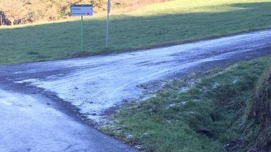 Firme helado en el vial que conduce a la iglesia parroquial de Cira.