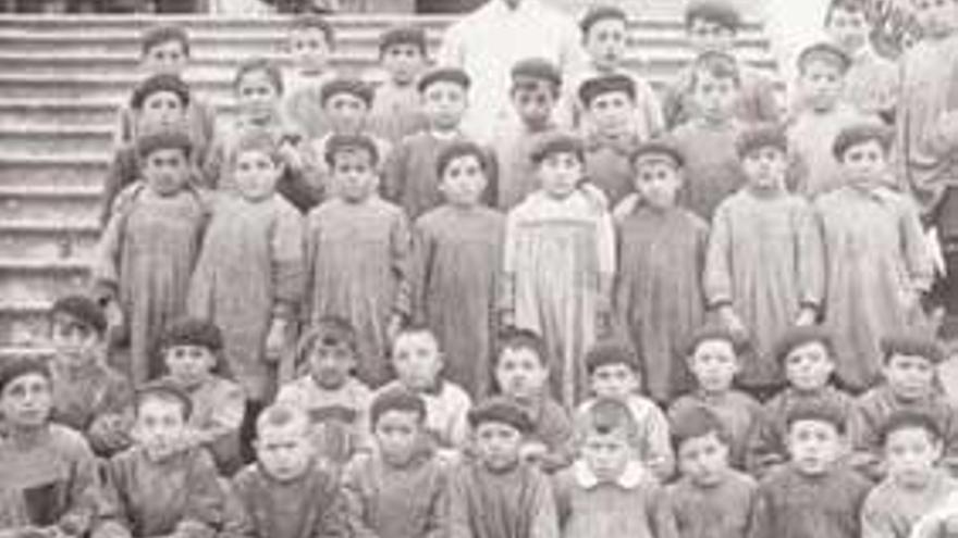 Un grupo de alumnos de la escuela de Arnao con el profesor Blas Caballero Sánchez, en 1918.