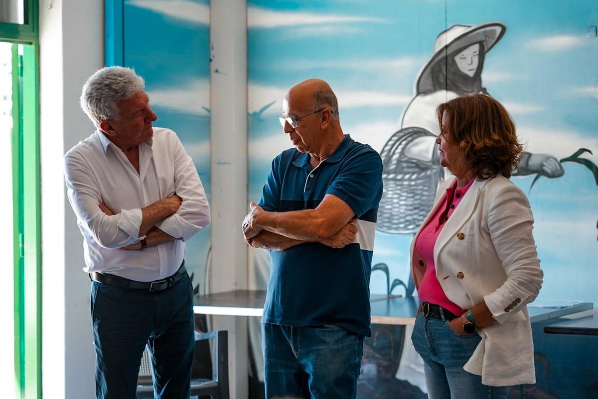 Imagen de la visita realizada por el candidato de Nueva Canarias a la Alcaldía de Las Palmas de Gran Canaria, Pedro Quevedo, al barrio de Los Giles.