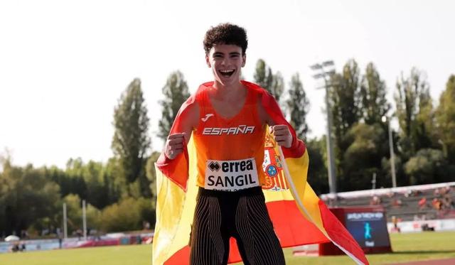 La joven promesa del atletismo, el alzireño Álex Sangil, tras el triunfo en Italia.