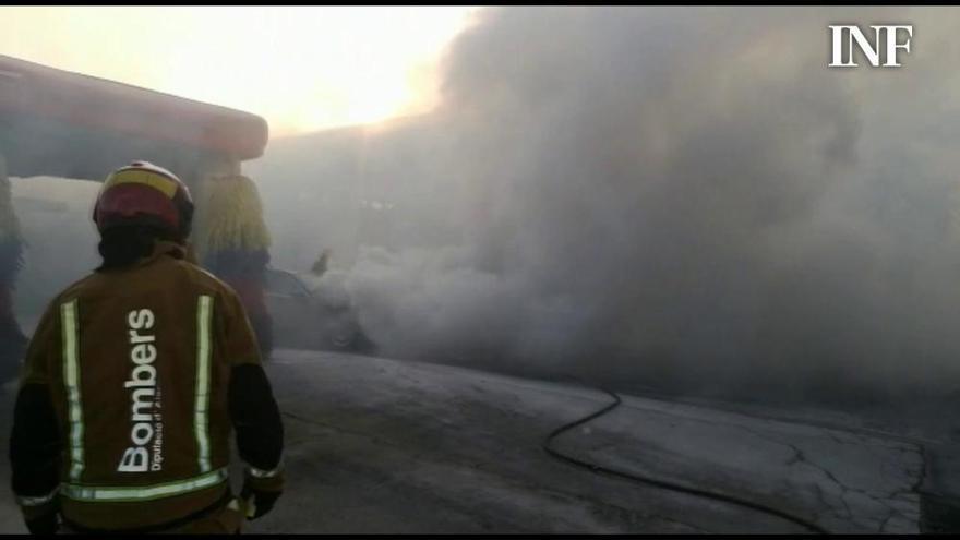 Los bomberos sofocan el incendio de un coche en una gasolinera de Los Montesinos