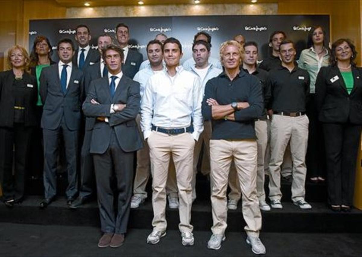 L’actor Álex González, el torero Sebastián Palomo Danko i l’aventurer Álvaro Bultó, ahir, en la presentació dels nous uniformes d’El Corte Inglés. L’actor Álex González, el torero Sebastián Palomo Danko i l’aventurer Álvaro Bultó, ahir, en la presentació dels nous uniformes d’El Corte Inglés.