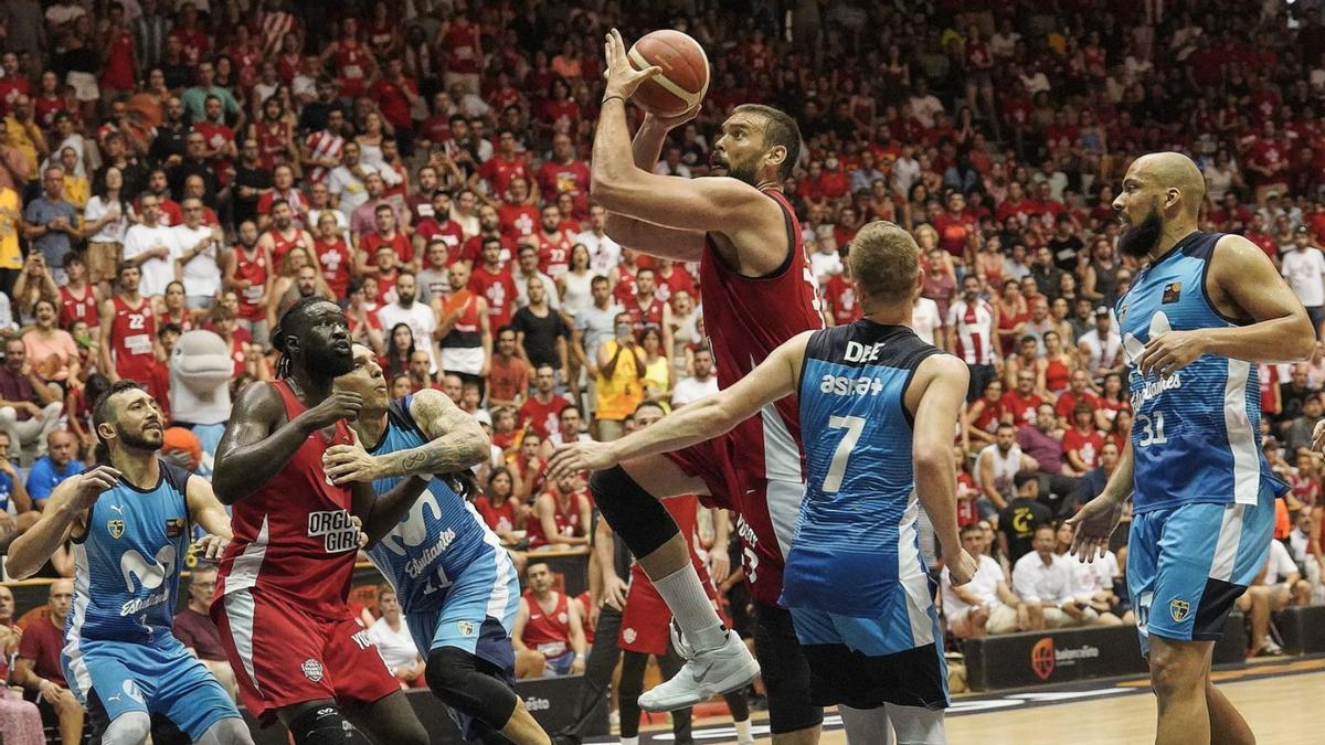 Marc Gasol imposant la seva llei a la zona de l’Estudiantes en la final. | MARC MARTÍ