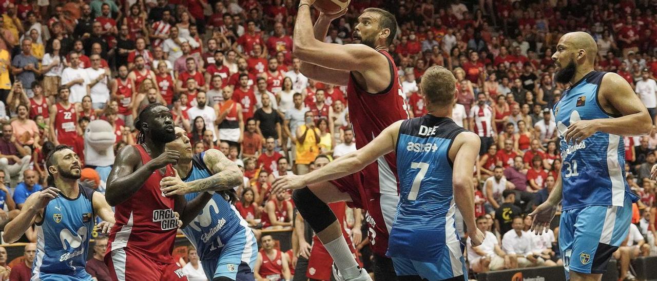 Marc Gasol imposant la seva llei a la zona de l’Estudiantes en la final de diumenge. | MARC MARTÍ