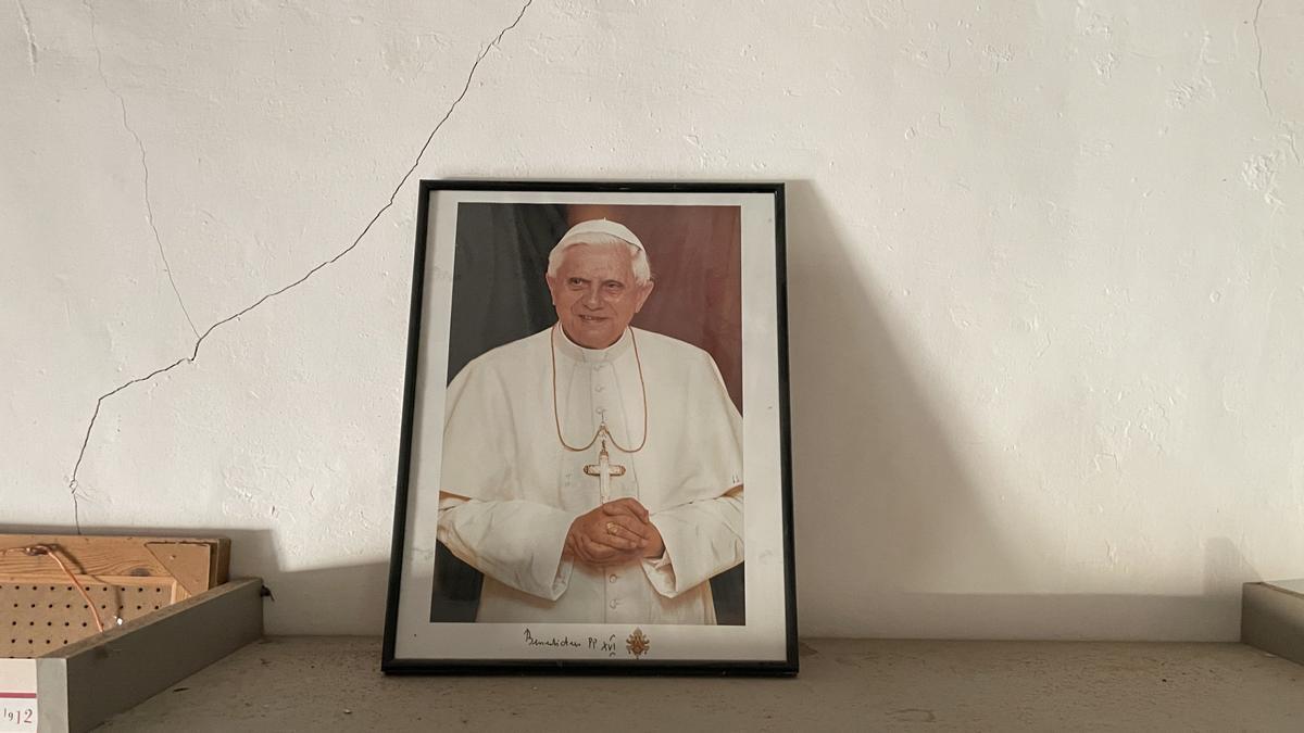 Detalle de la rectoría, donde aún preside la estancia una fotografía de Benedicto XVI.