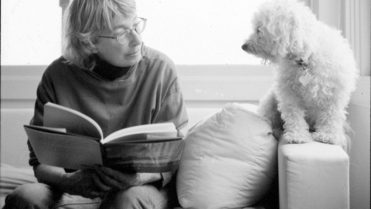 La escritora Mary Oliver, con uno de sus perros.