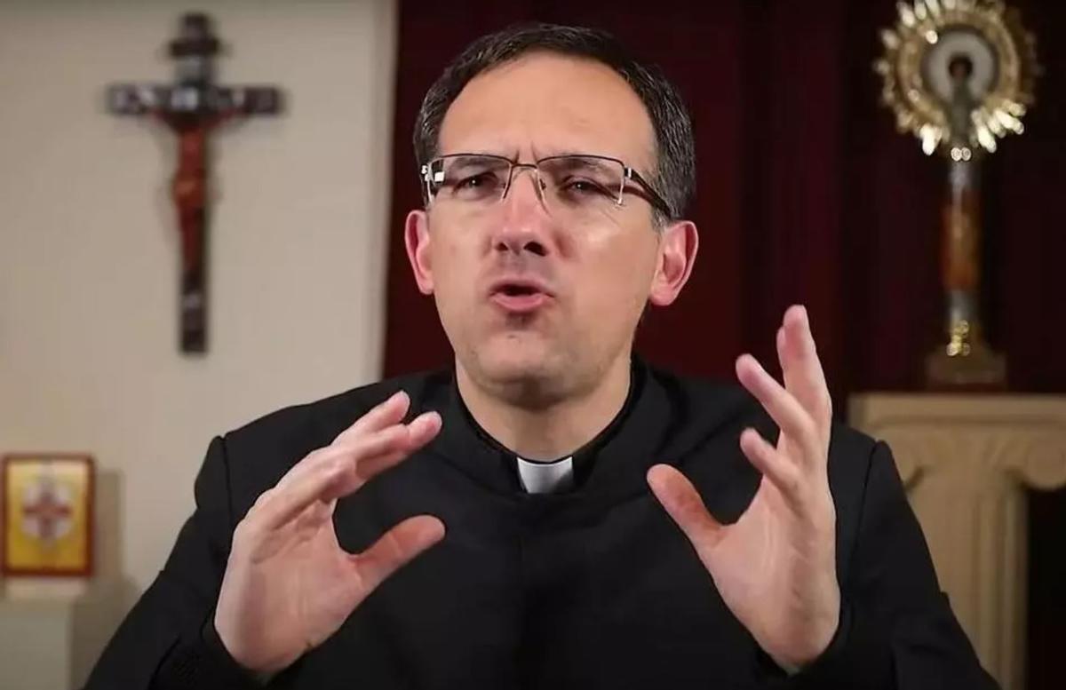 El sacerdot Gustavo Lombardo en ple  discurs a través del seu canal a YouTube