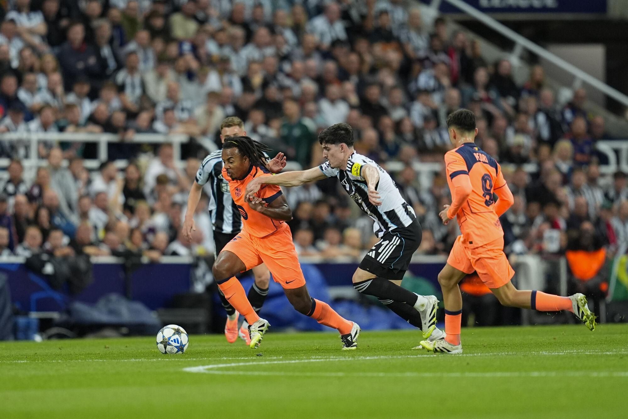 Jules Kounde of FC Barcelona and Tino Livramento of Newcastle United compete for the ball during the UEFA Champions League 2025/26 League Phase MD1 match between Newcastle United FC and FC Barcelona at St James' Park on September 18, 2025 in Newcastle upon Tyne, England. AFP7 18/09/2025 ONLY FOR USE IN SPAIN. Dennis Agyeman / AFP7 / Europa Press;2025;SPAIN;SPORT;ZSPORT;SOCCER;ZSOCCER;Newcastle United FC v FC Barcelona - UEFA Champions League 2025/26 League Phase MD1;