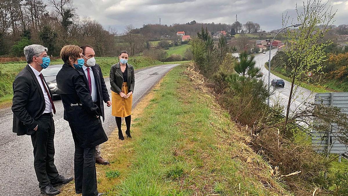 Nava Castro, en el cruce de A Laxe con Ildefonso de la Campa, José Crespo y Begoña Blanco.