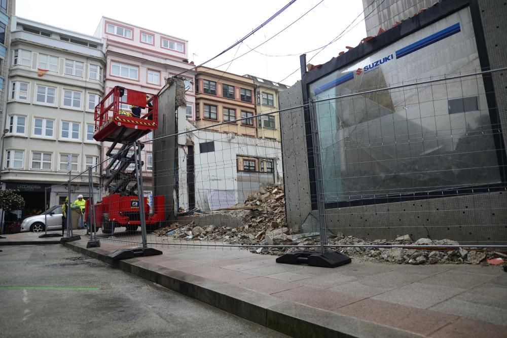 El andamio que utilizaban los operarios para retirar la fachada del inmueble sufrió destrozos. No hay víctimas personales.