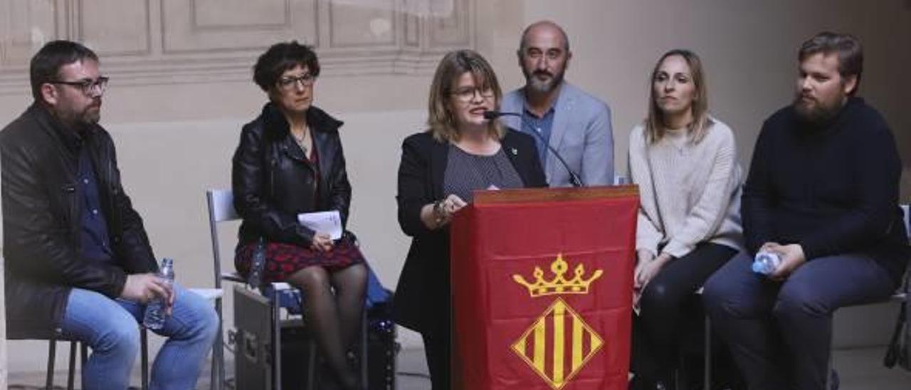 Los seis primeros integrantes de la candidatura de la Plataforma Per Xàtiva, ayer en l&#039;Almodí.