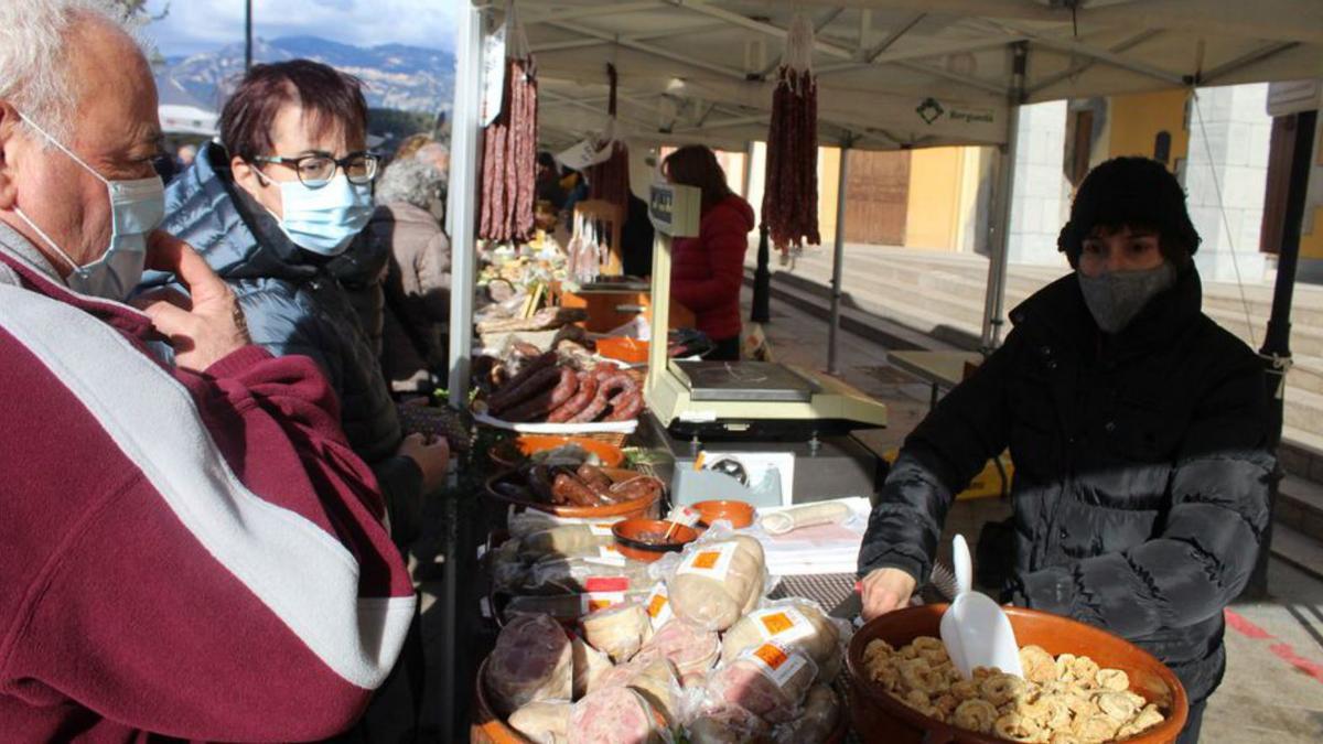 Parada d’un comerç d’embotits a la plaça de la Vila | GUILLEM CAMPS