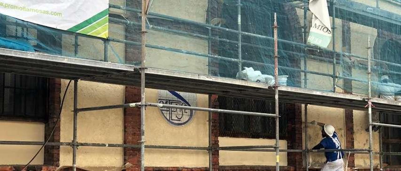 Un obrero, trabajando ayer en la fachada de la Popular Ovetense.