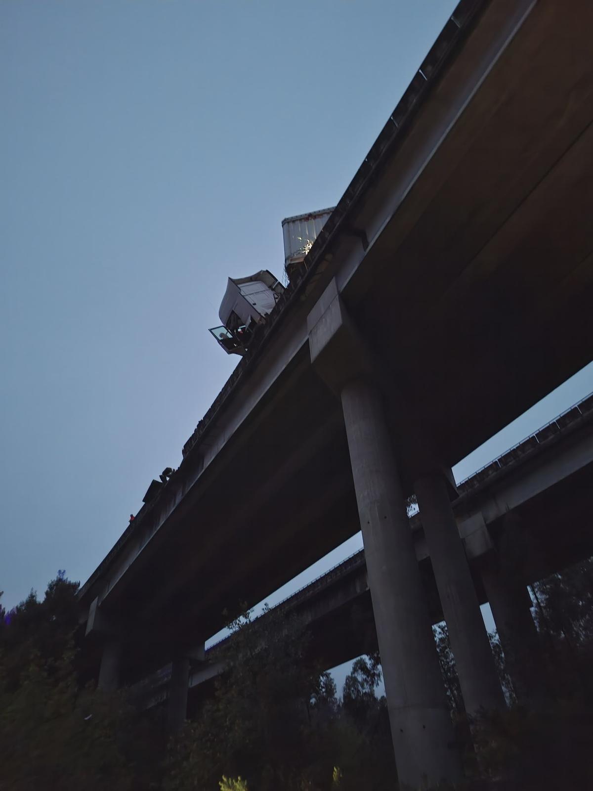 La cabeza tractora del camión quedó suspendida en el aire tras hacer la tijera en el viaducto de las Fervenzas en Melón, resultando fallecido el condcutor.
